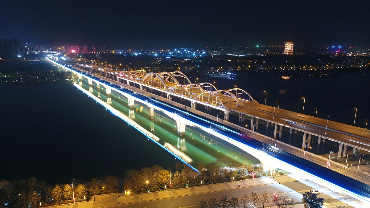 夜幕下的浐灞大道